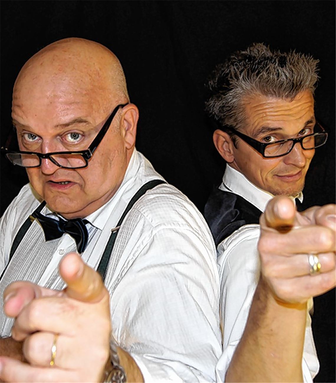 Die beiden Darsteller beziehen das Publikum in die Tätersuche mit ein.