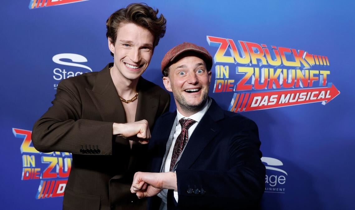 Die beiden Hauptdarsteller bringen das Publikum mit witzigen Dialogen zum Lachen.