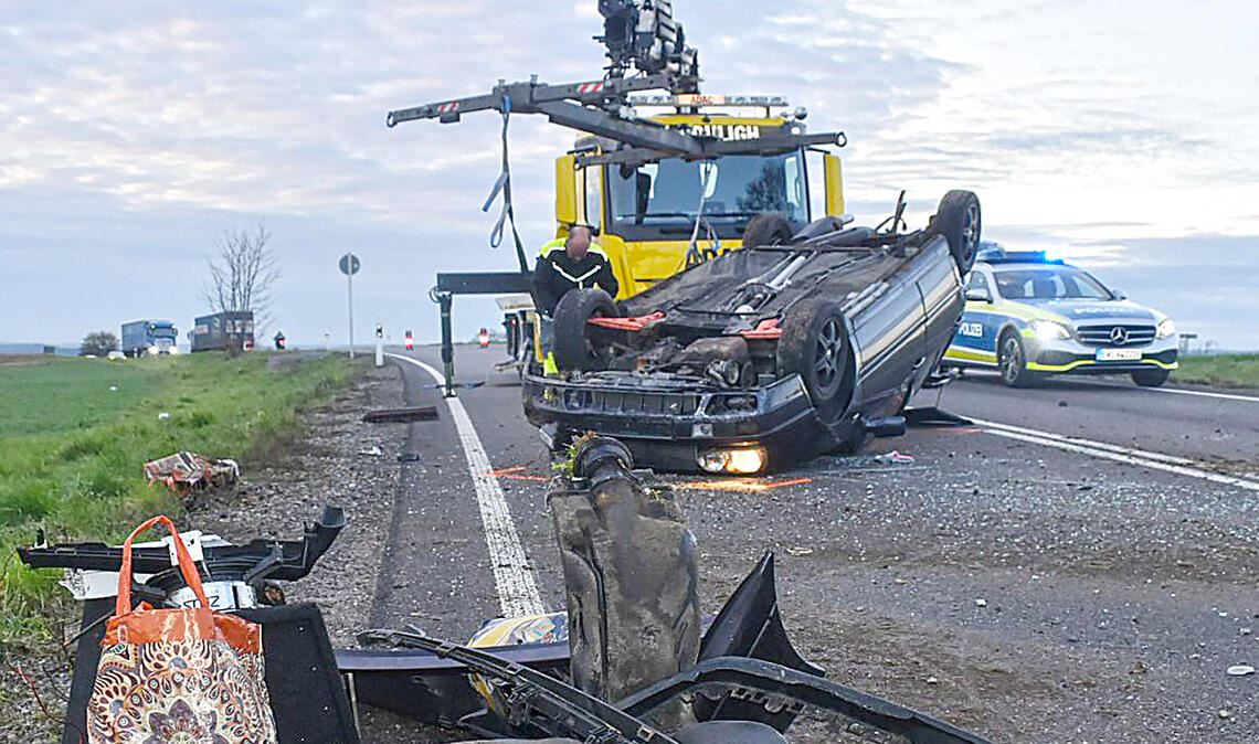 Die beiden Insassen des VW werden verletzt ins Krankenhaus gebracht. Foto: Myroshnichenko