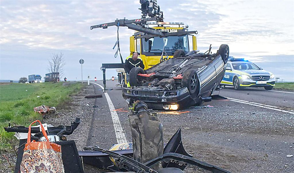 Die beiden Insassen des VW werden verletzt ins Krankenhaus gebracht. Foto: Myroshnichenko