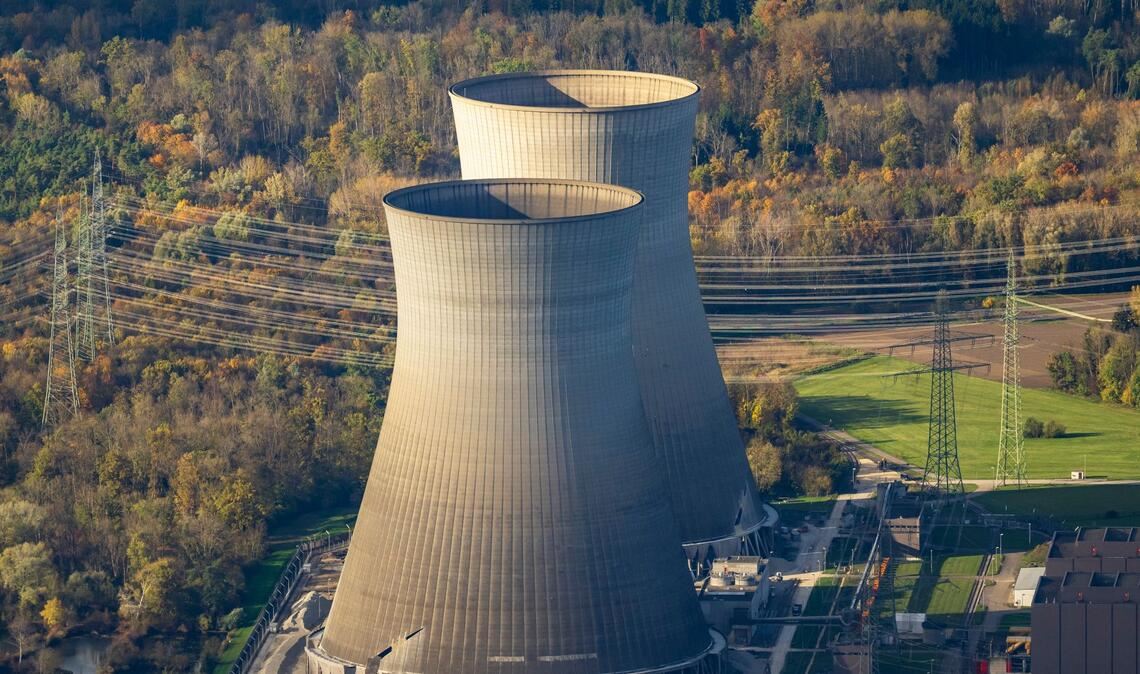 Die beiden Kühltürme des früheren Kernkraftwerks Gundremmingen sind gesprengt worden. (Archivbild)