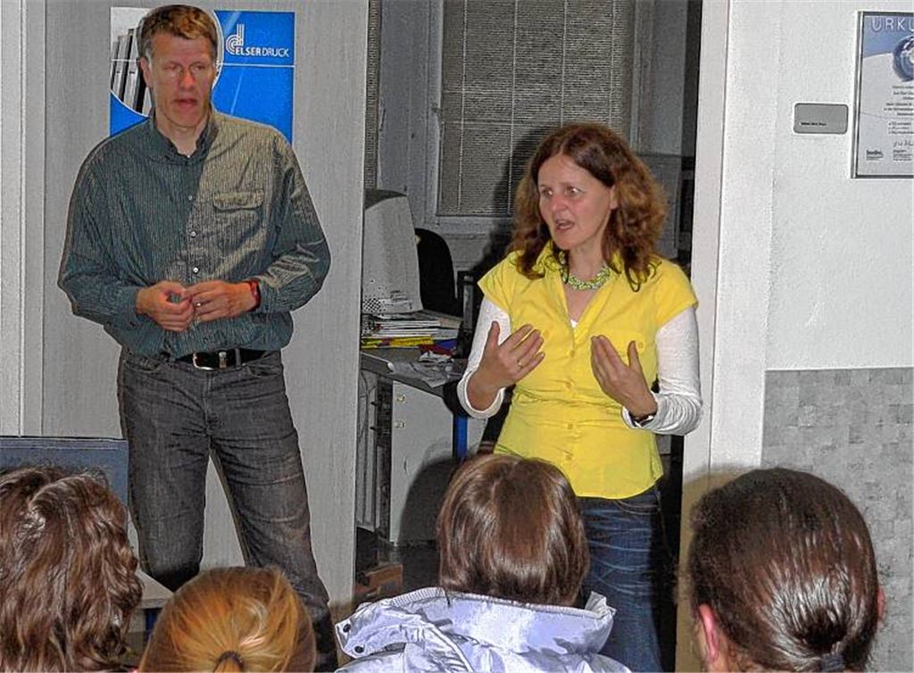 Die beiden Laufend-Fit-TRainer Olaf Kaps und Sabine Liefke-Wilhelm nehmen den Behr-Lauf Debütanten die Angst.  Foto: Koschmieder
