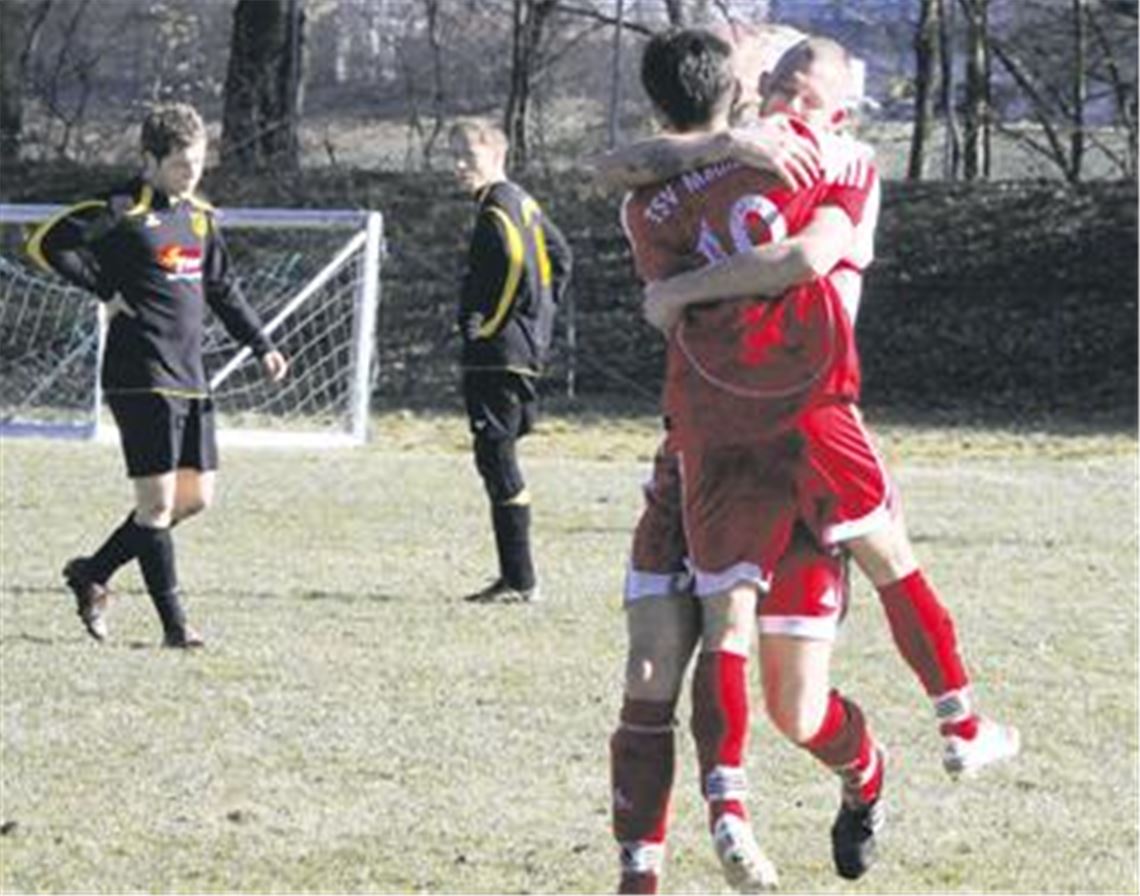 Die beiden Maulbronner Torschützen Kevin Augenstein (re.) und Mesut Adibelli herzen sich. Lienzingen schiebt Frust. Foto: Eigner