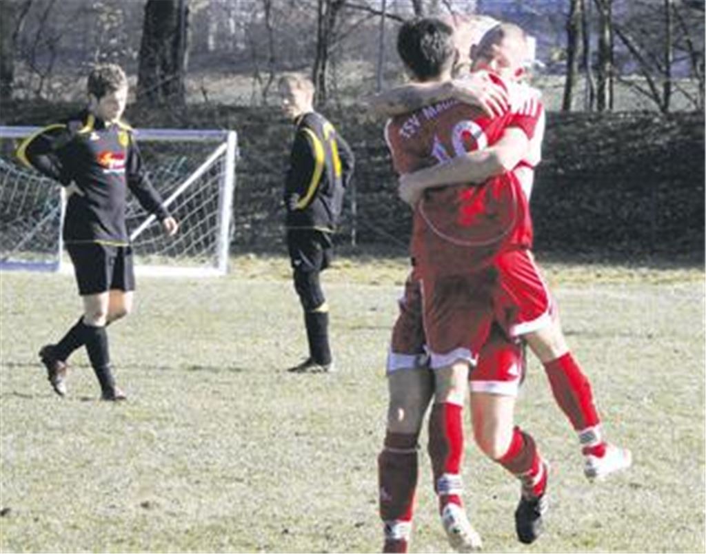 Die beiden Maulbronner Torschützen Kevin Augenstein (re.) und Mesut Adibelli herzen sich. Lienzingen schiebt Frust. Foto: Eigner