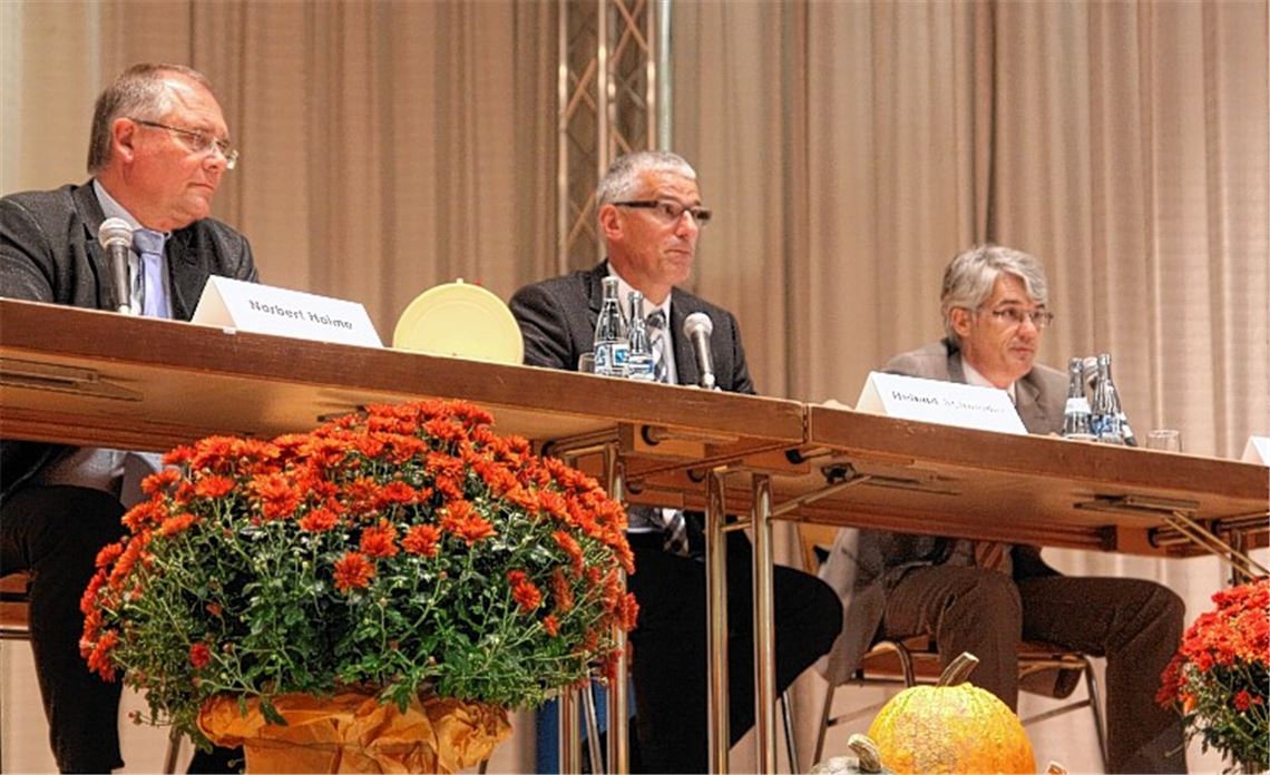 Die beiden Ölbronn-Dürrner Bürgermeisterkandidaten, Norbert Holme (li.) und Michael Schwarz (re.), erklären der Bevölkerung, wie sie künftig die Gemeinde voranbringen wollen.