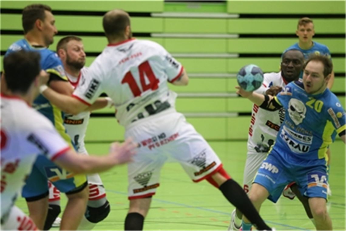 Handball-Drittligisten stehen vor knallharter Saison Die beiden Pforzheimer Handball-Drittligisten im Derby am 1 Mai. Archivfoto: Huber