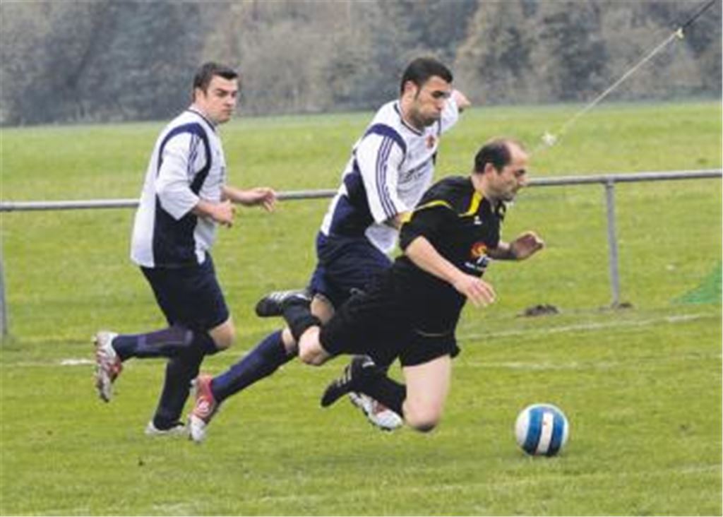 Die beiden Sportfreunde-Innenverteidiger Benjamin Heinke (li.) und Ali Altun stoppen Lienzingens Güngör Topal (re.) unsanft. Fotos: Eigner