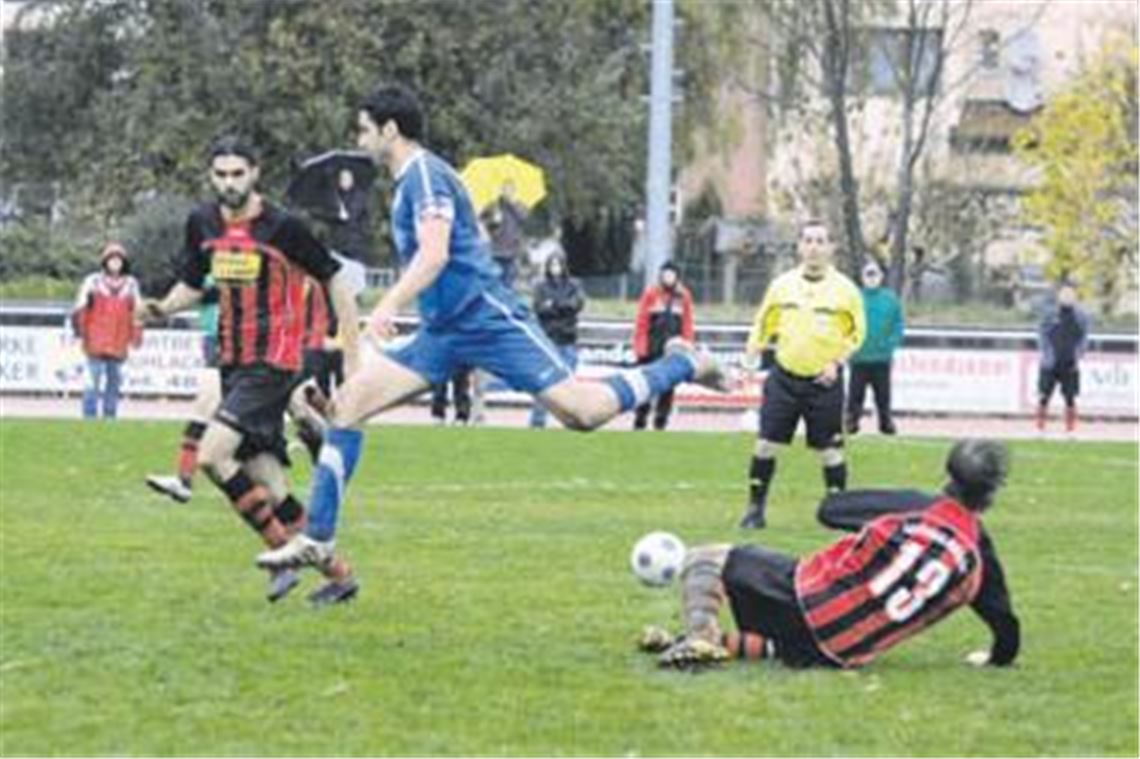 Die beiden Sportfreunde Robert Demirdag (li.) und Joey Michel (re.) können den Sturmlauf von Nullacht-Kapitän Ferdi Dogan nicht stoppen. Foto: Eigner