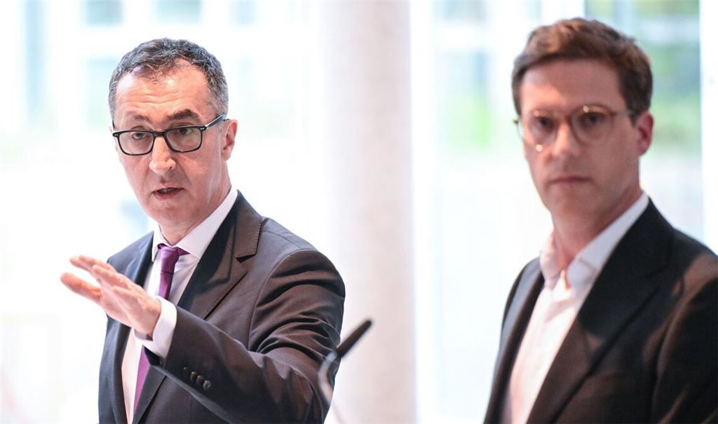 Die beiden Verhandlungsführer der Koalitionsverhandlungen in Baden-Württemberg, Cem Özdemir (links, Bündnis 90 / Die Grünen) und Manuel Hagel (CDU).