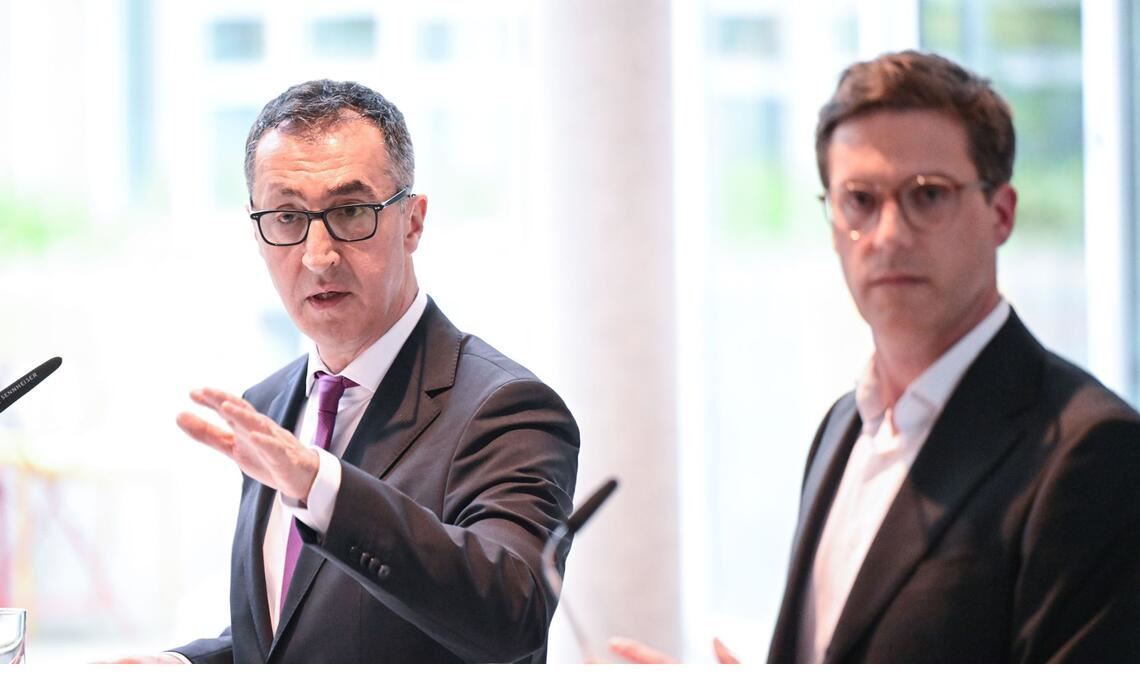 Die beiden Verhandlungsführer der Koalitionsverhandlungen in Baden-Württemberg, Cem Özdemir (l, Bündnis 90 / Die Grünen) und Manuel Hagel (CDU) geben im Foyer des Hauses der Abgeordneten eine gemeinsame Pressekonferenz.