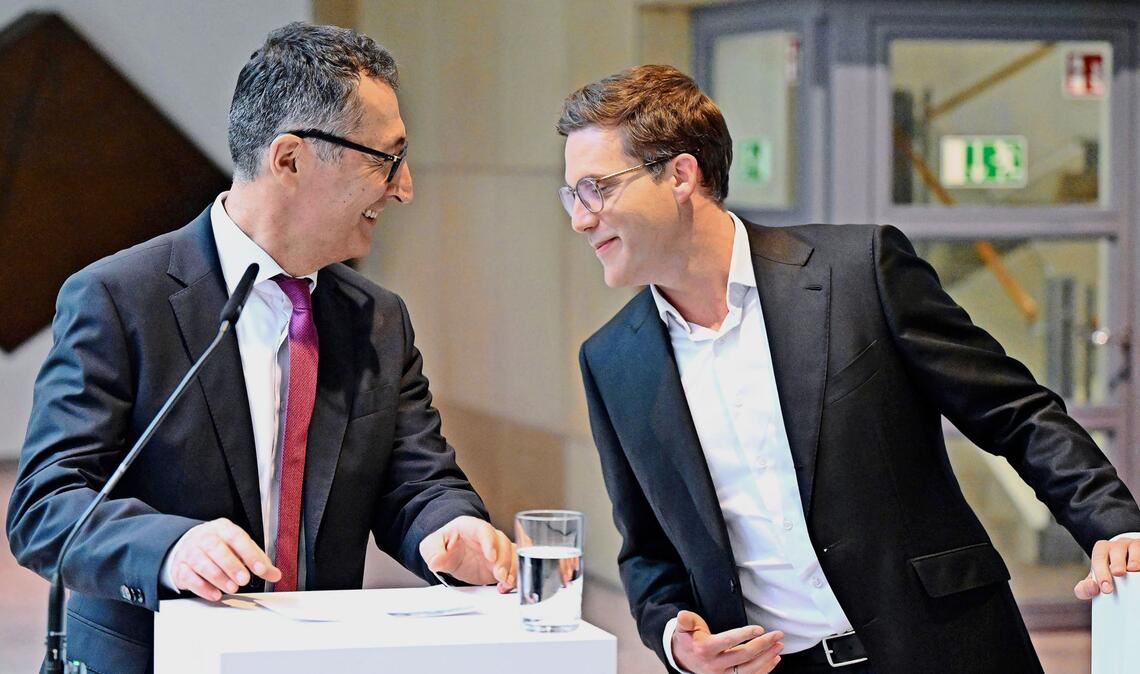 Die beiden Verhandlungsführer der Koalitionsverhandlungen in Baden-Württemberg, Cem Özdemir (l, Bündnis 90 / Die Grünen) und Manuel Hagel (CDU) (Archifoto).