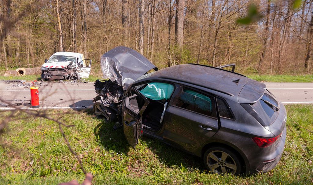 Die beiden beteiligten Fahrzeuge werden bei dem Zusammenstoß total demoliert. Fotos: Fotomoment, Myroshnichenko