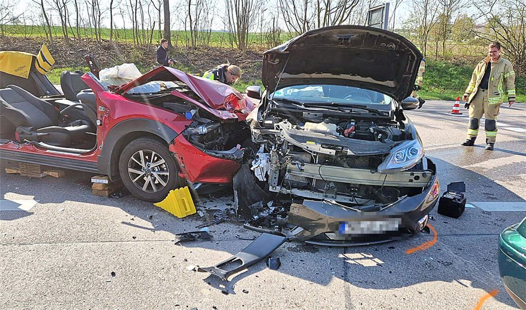 Die beiden beteiligten Fahrzeuge werden bei dem heftigen Zusammenstoß komplett zerstört. Foto: Feuerwehr Mühlacker