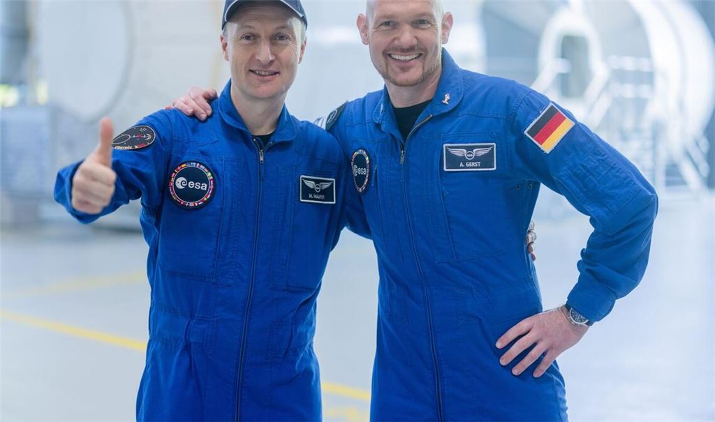 Die beiden deutschen Astronauten würden auch gerne zum Mond fliegen.