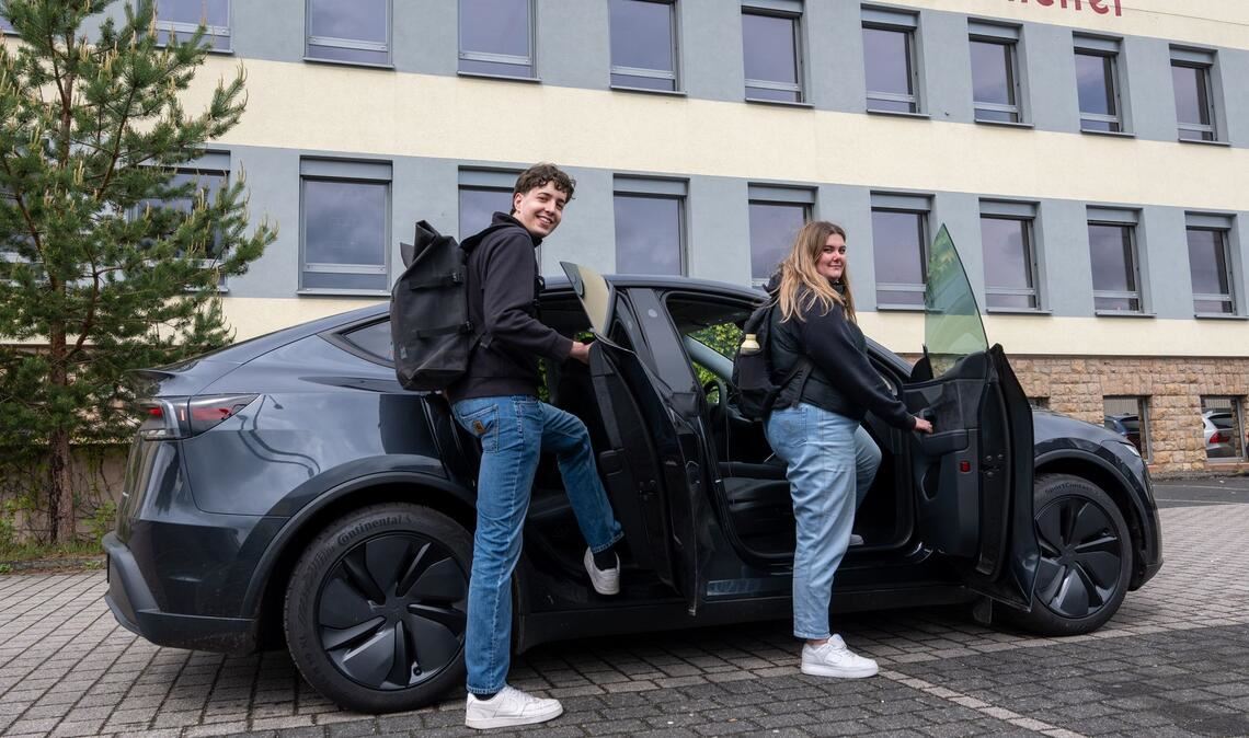 Die beiden müssen jeden Tag rund 40 Kilometer zur Berufsschule und zurück fahren (Archivbild)