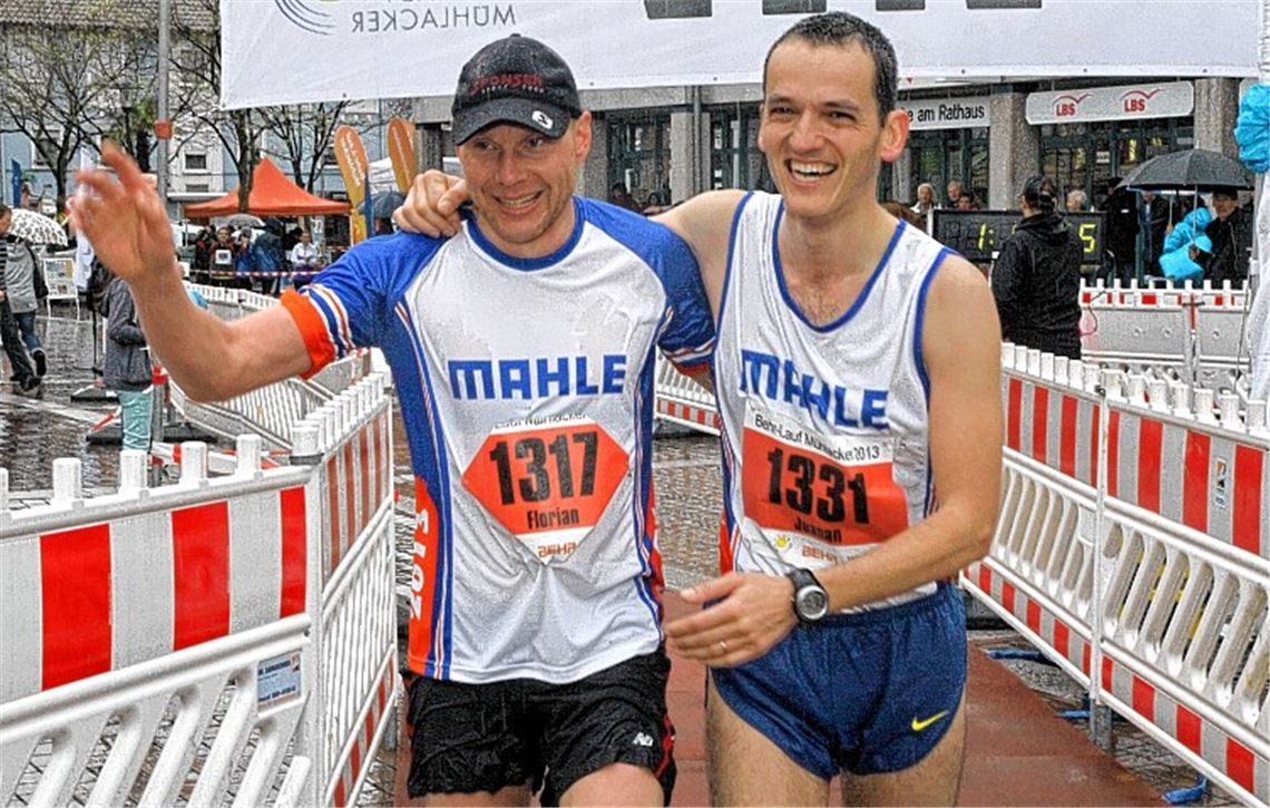 Die beiden schnellsten Halbmarathon-Läufer 2013, Florian Gall (li.) und Juan Lopez-Rico, haben es vorweggenommen: Aus dem Behr-Lauf wird der Mahle-Lauf. Archivfoto: Hansen
