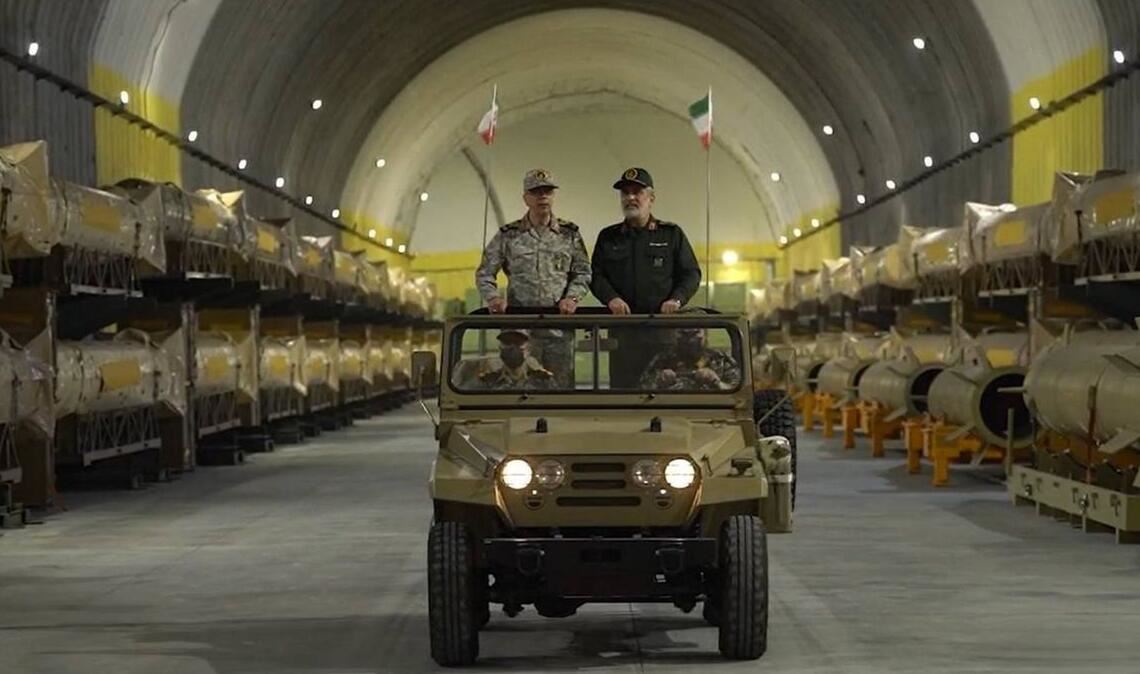 Die beim  israelischen Luftschlag vom 13. Juni 2025 getöteten Hossein Salami (re.), Chef der iranischen Revolutionsgarden, und Mohammad Hossein Baghri (li.), Generalstabschef der Streitkräfte Irans, inspizieren am 26. März 2025 eine unterirdische Lagerstätte für Drohne und Raketen.