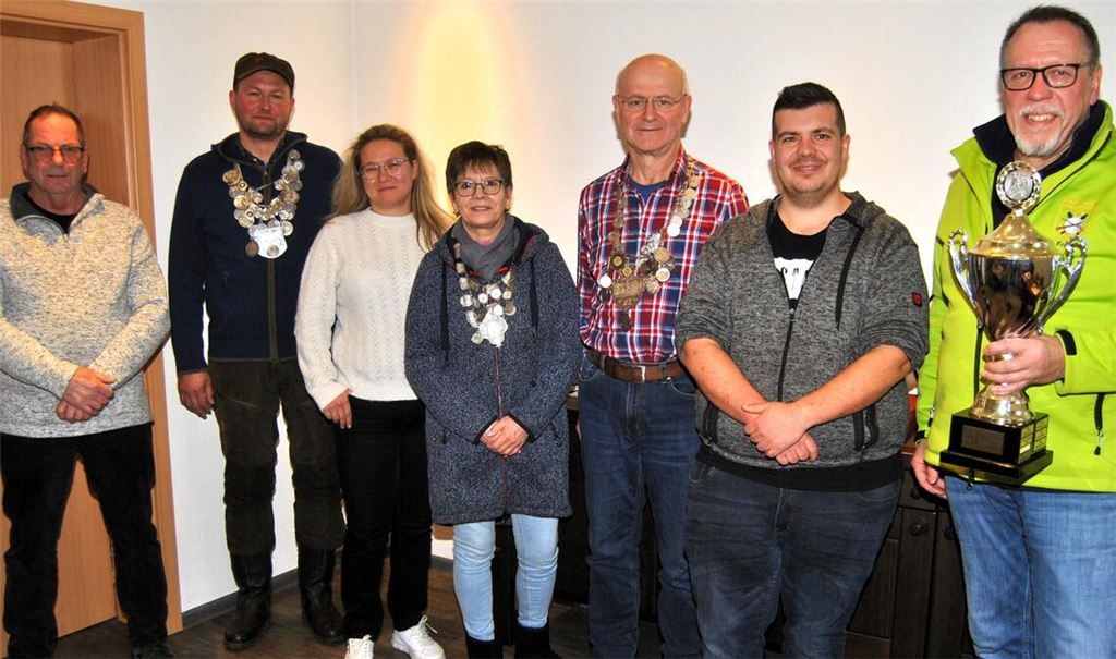 Die beim traditionellen Königsschießen des Vereins für Sportschießen Knittlingen am Dreikönigstag ermittelten Schützenkönige mit Oberschützenmeister Edgar Müller (li.) und Schießleiter Frank Siegrist (re.). Foto: Haller