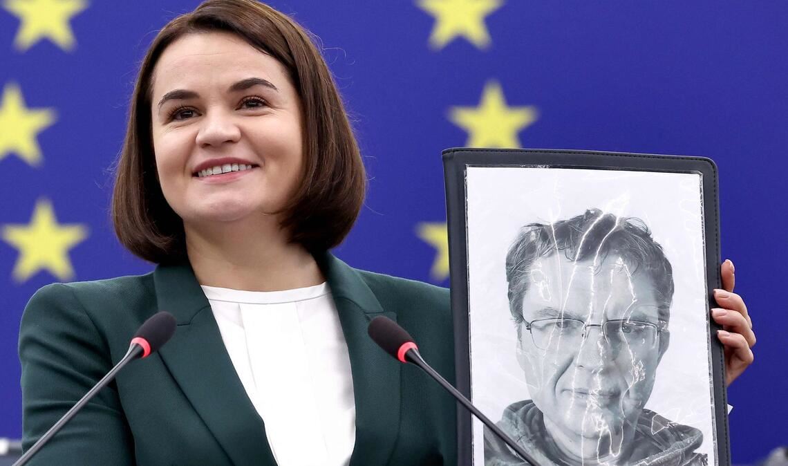 Die belarussische Oppositionsführerin Swetlana Tichanowskaja zeigt ein Bild von Andrzej Poczobut.