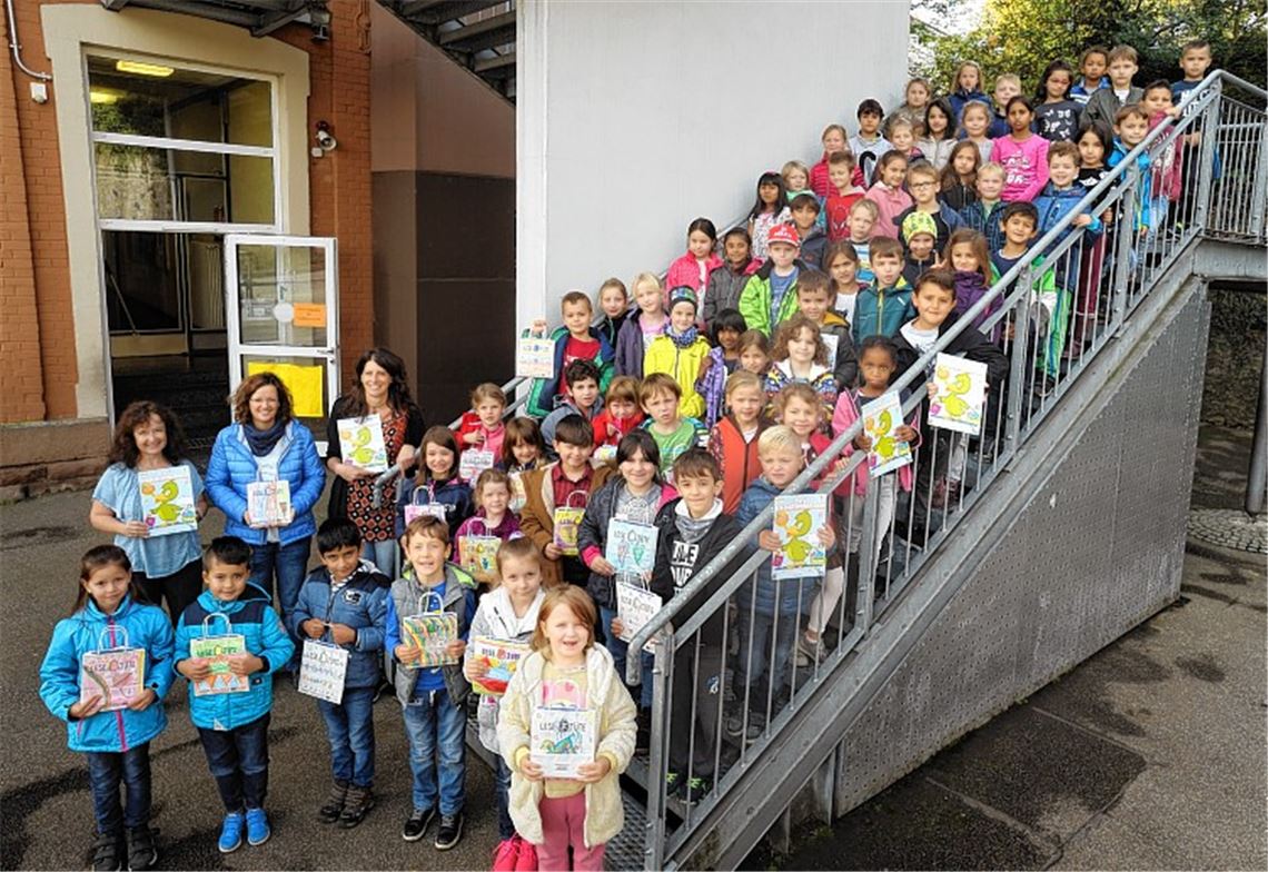 Erstklässler freuen sich über Geschenk