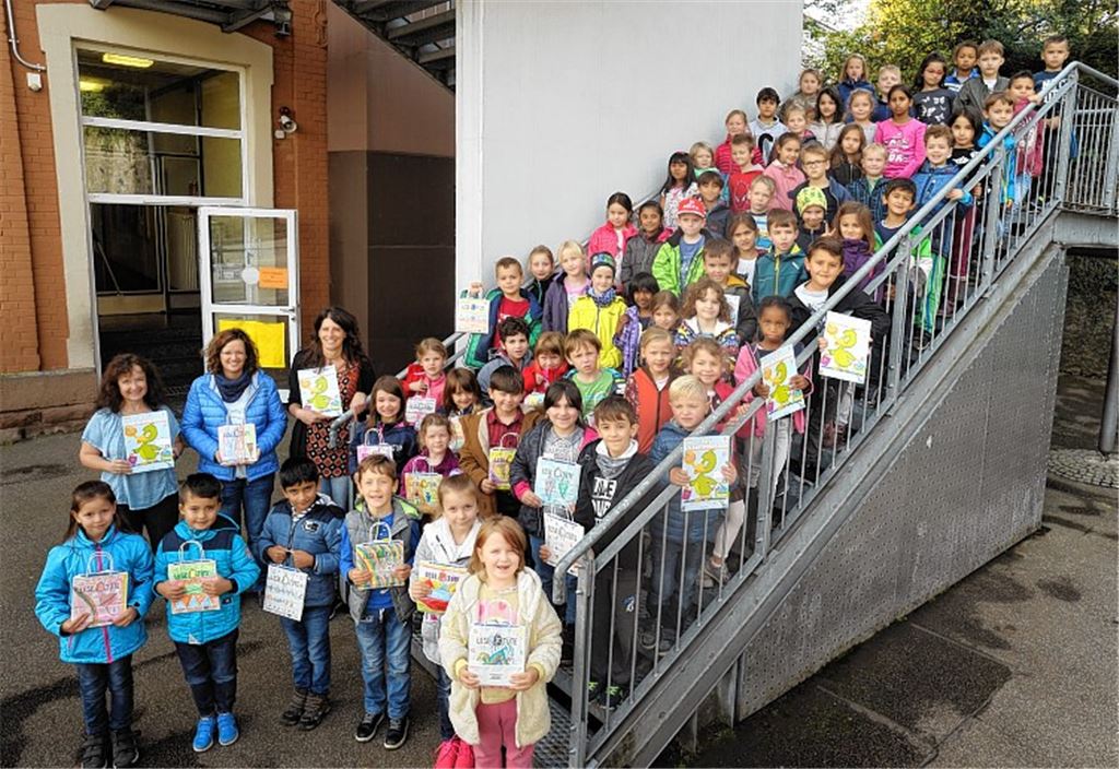 Erstklässler freuen sich über Geschenk