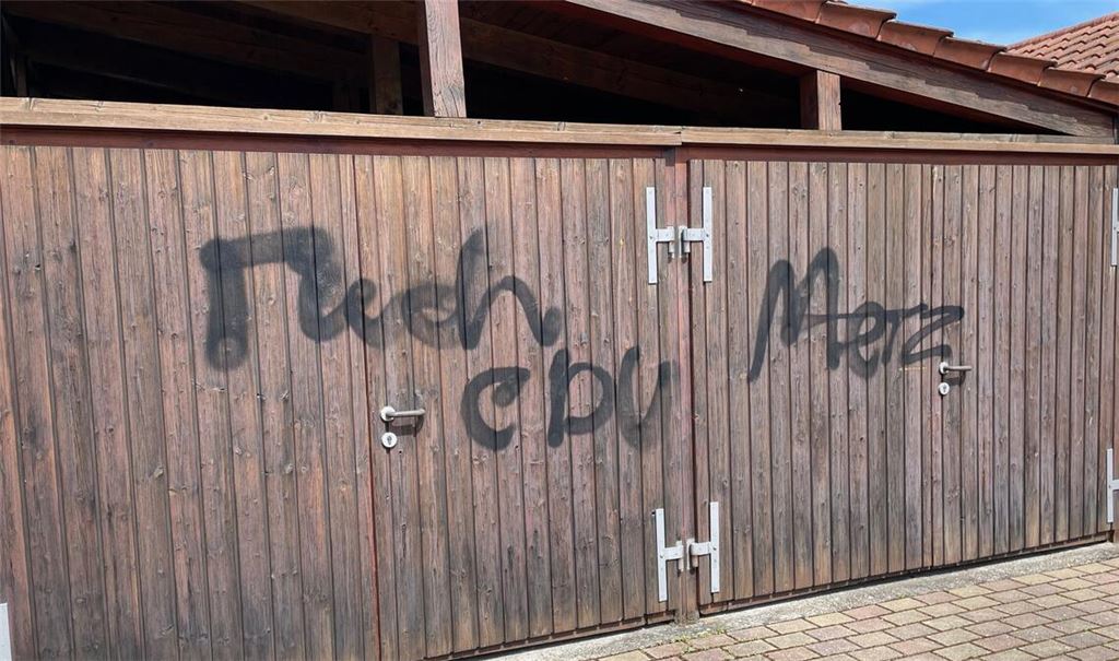 Die beschmierte Garage von Günter Bächle. Foto: privat