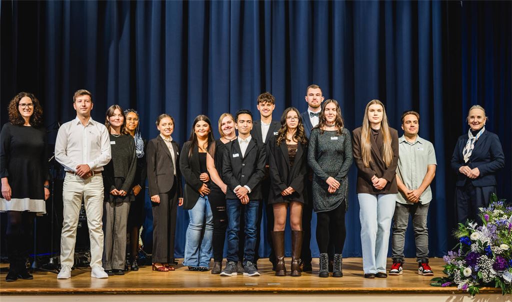 Die besten Absolventen aus dem Enzkreis zusammen mit IHK-Vizepräsidentin Petra Bauknecht (li.) und der IHK-Hauptgeschäftsführerin Tanja Traub (re.). Foto: IHK