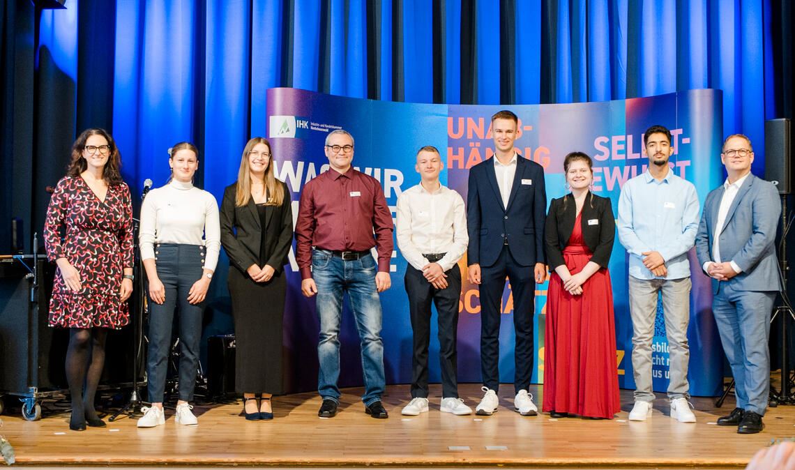 IHK ehrt die Besten des Jahrgangs Die besten Absolventinnen und Absolventen aus dem Enzkreis mit IHK-Vizepräsidentin Petra Bauknecht (li.) und Knut Lohrisch, Mitglied der Geschäftsführung (re.). Foto: IHK/Wesner