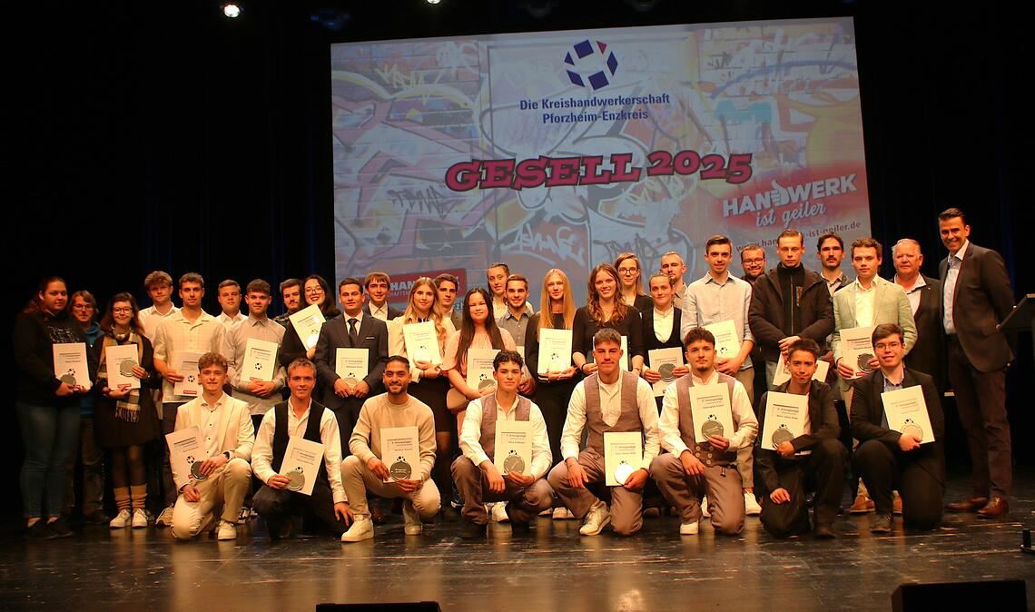 „Ein Meister ist genauso viel wert wie ein Master“ Die besten Gesellinnen und Gesellen zeichnen Kreishandwerksmeister Frank Herrmann (v. re.) und SHK-Obermeister Joachim Butz bei der Gesellenfreisprechung in Remchingen mit einem Preis aus. Foto: Zachmann