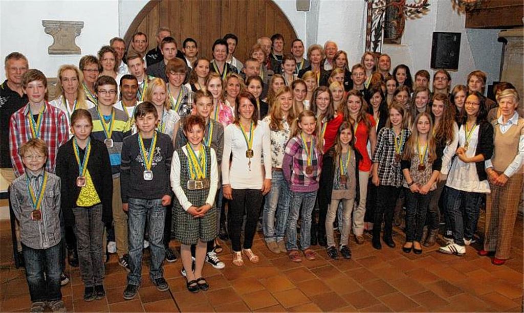 Die besten Sportler der Stadt strahlen um die Wette. Mit ihren Erfolgen tragen sie den Namen Mühlackers in alle Welt hinaus. Fotos: Eigner