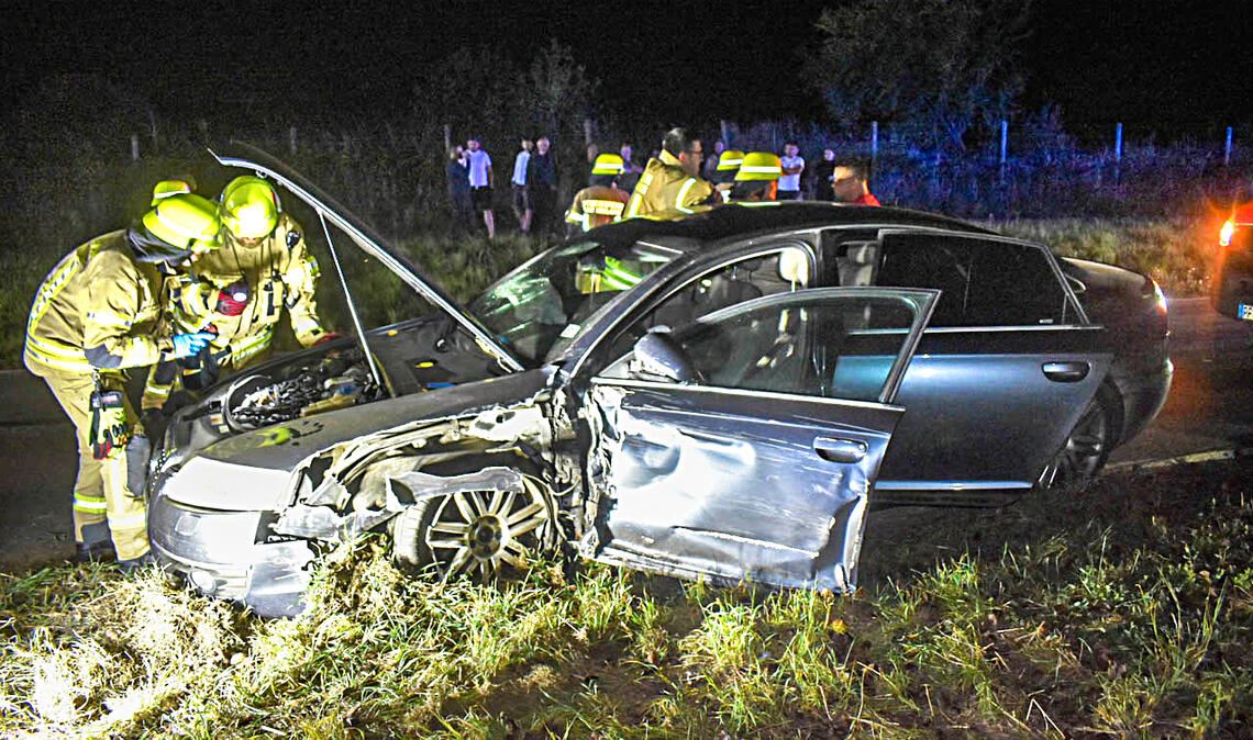 Die beteiligten Autos werden beim Zusammenstoß stark demoliert. Fotos: Myroshnichenko