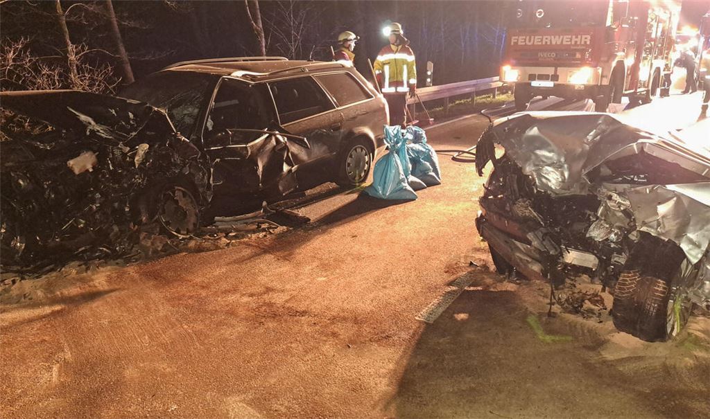 Die beteiligten Unfallfahrzeuge sind völlig zerstört. Foto: Markus Rott/Einsatz-Report24