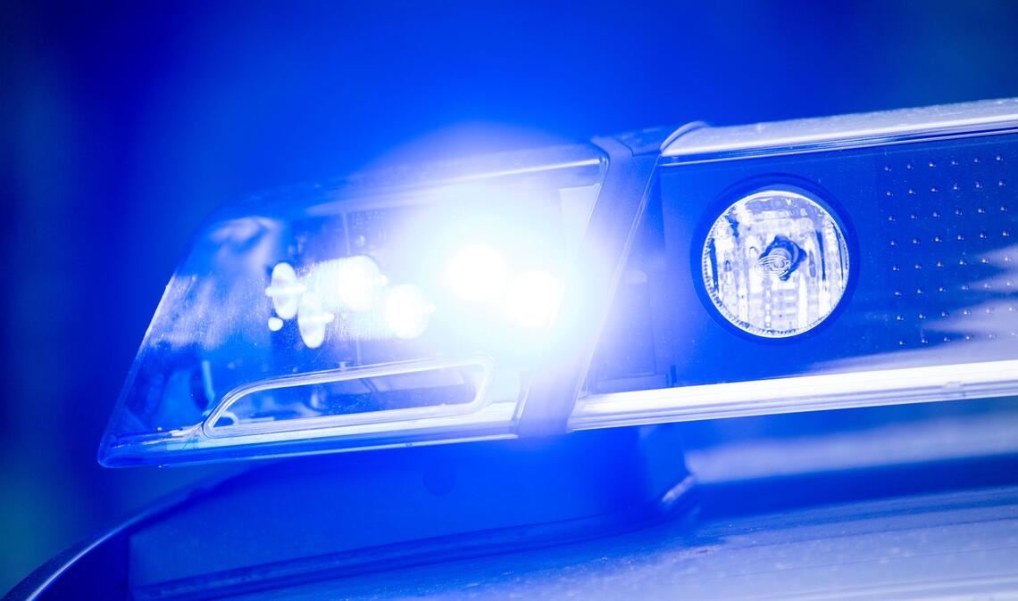 Die betroffene Straße war für rund drei Stunden gesperrt (Symbolbild).