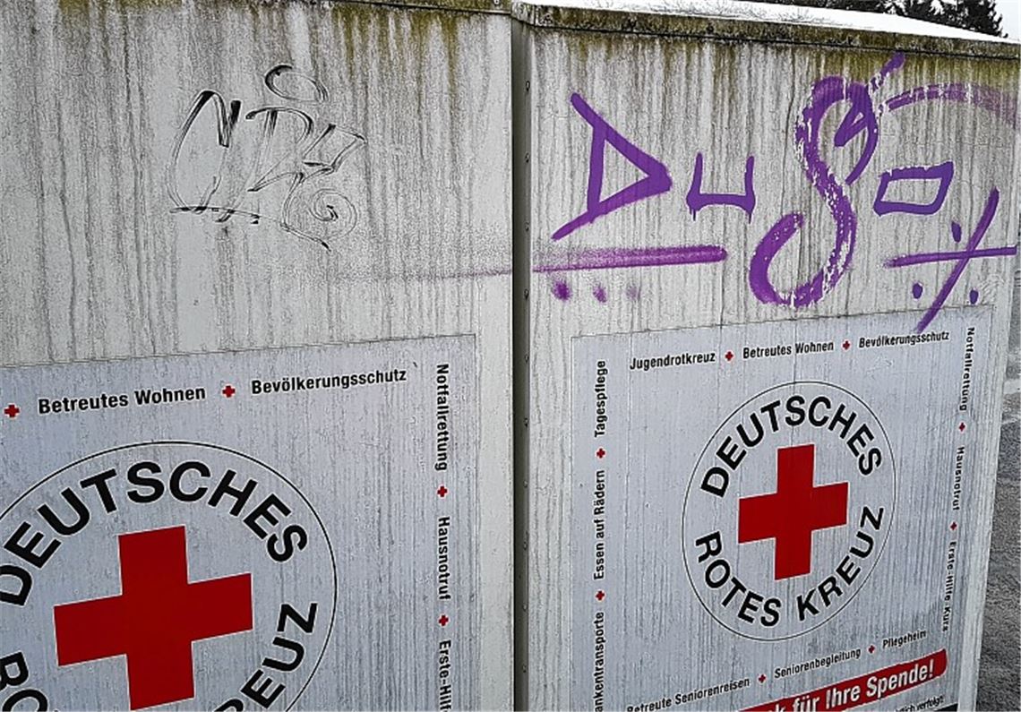 Sprayer verschandeln Kleidercontainer