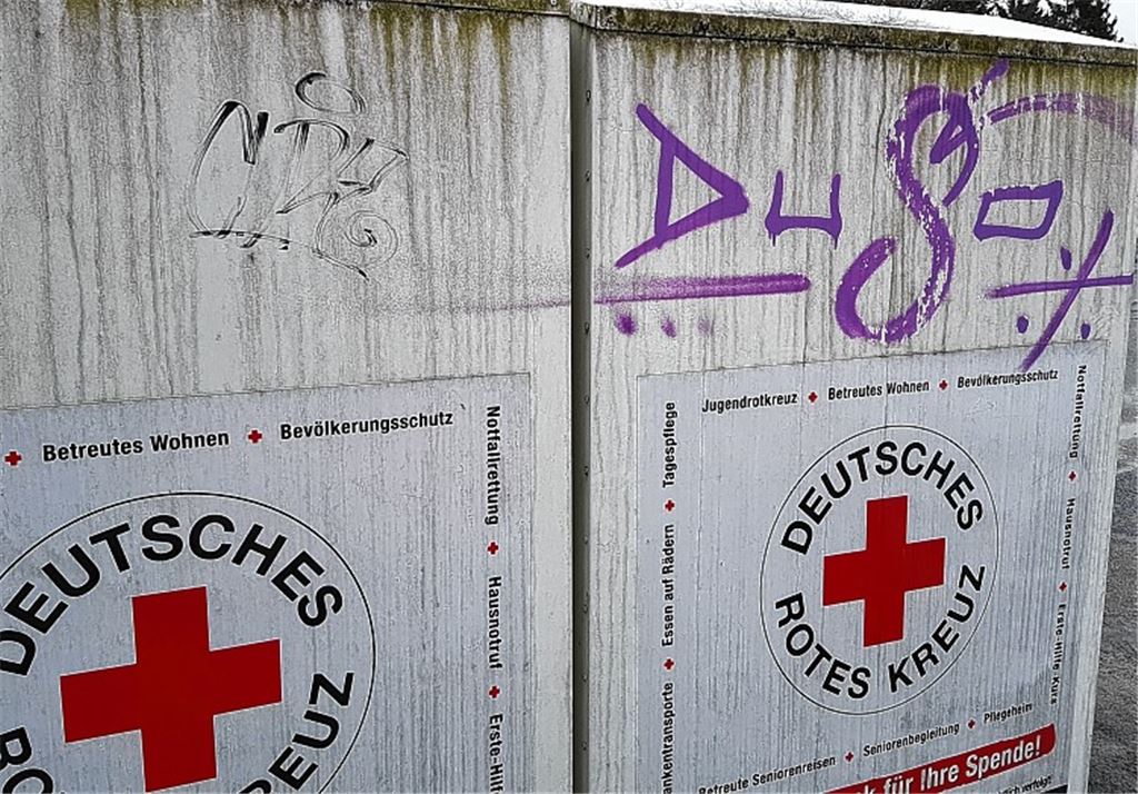 Sprayer verschandeln Kleidercontainer