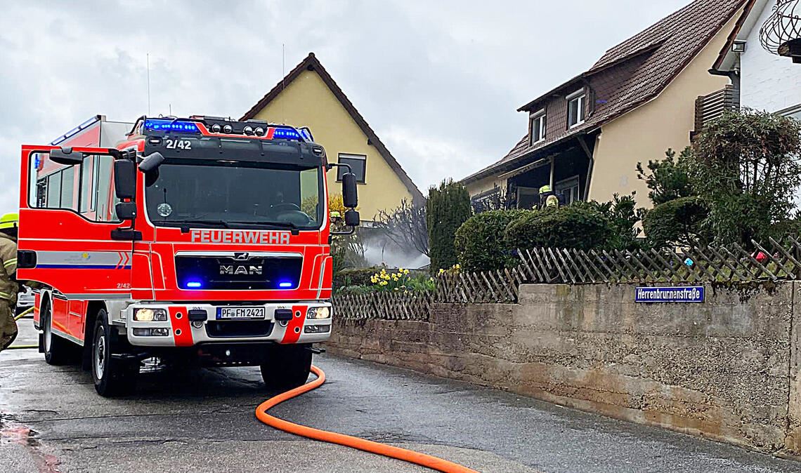 Die brennende Hecke im Vorgarten eines Enzberger Wohnhauses wird von der Feuerwehr schnell gelöscht. Foto: privat