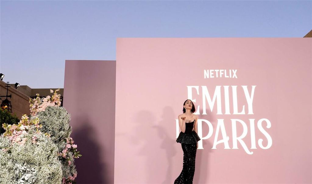 Die britische Schauspielerin Lily Collins spielt in "Emily in Paris" die Titelrolle. (Archivbild)
