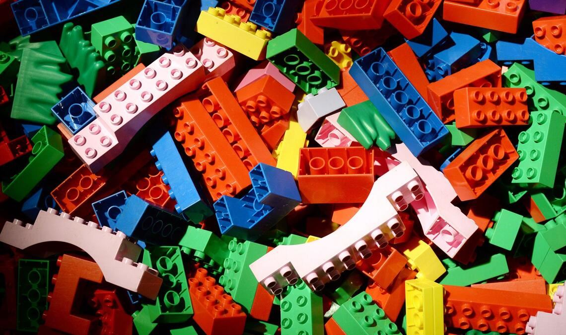 Die bunten Klemmbausteine machten die Marke Lego zum Milliardenkonzern.
