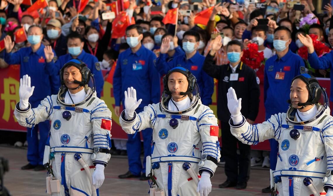 Die chinesischen Astronauten der Shenzhou-16-Mission(l-r): Gui Haichao, Zhu Yangzhu und Jing Haipeng.