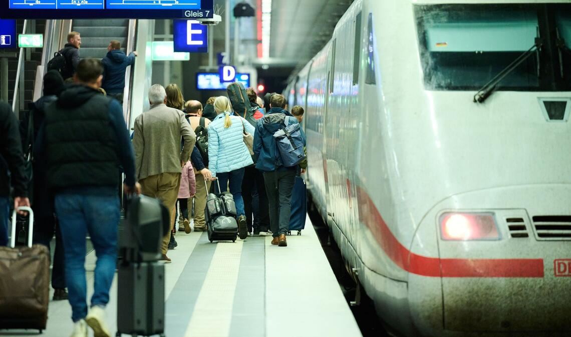 Die chronischen Pannen bei der Bahn haben Auswirkungen: Laut einer Umfrage meiden viele Menschen die Züge. (Symbolbild)