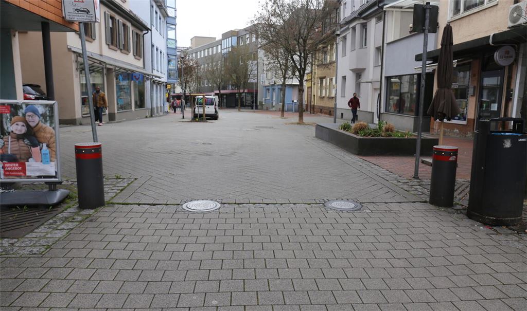 Die defekten Poller bleiben an der unteren Bahnhofstraße vorerst eingefahren. Foto: Steigleder