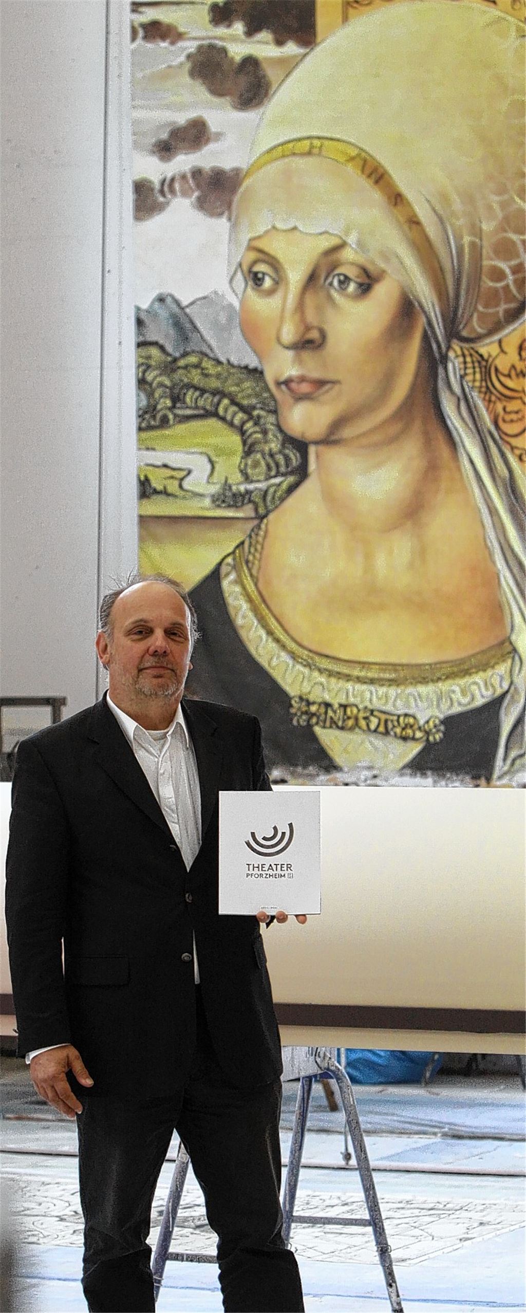 Die dem Dürer-Gemälde nachempfundene Elsbeth Tucher weiß der neue Intendant des Theaters Pforzheim, Thomas Münstermann, im Malsaal in seinem Rücken. Er selbst blickt voraus auf die erste Saison, die komplett seine Handschrift tragen wird.