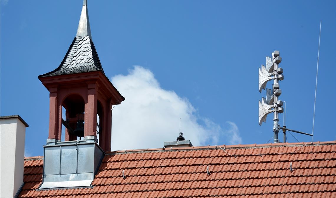 Die derzeit einzige Sirene in Mühlacker steht in Mühlhausen auf dem Rathausdach. Die meisten anderen Sirenen im Enzkreis waren nach Ende des Kalten Krieges abgebaut worden. Archivfoto: Fotomoment