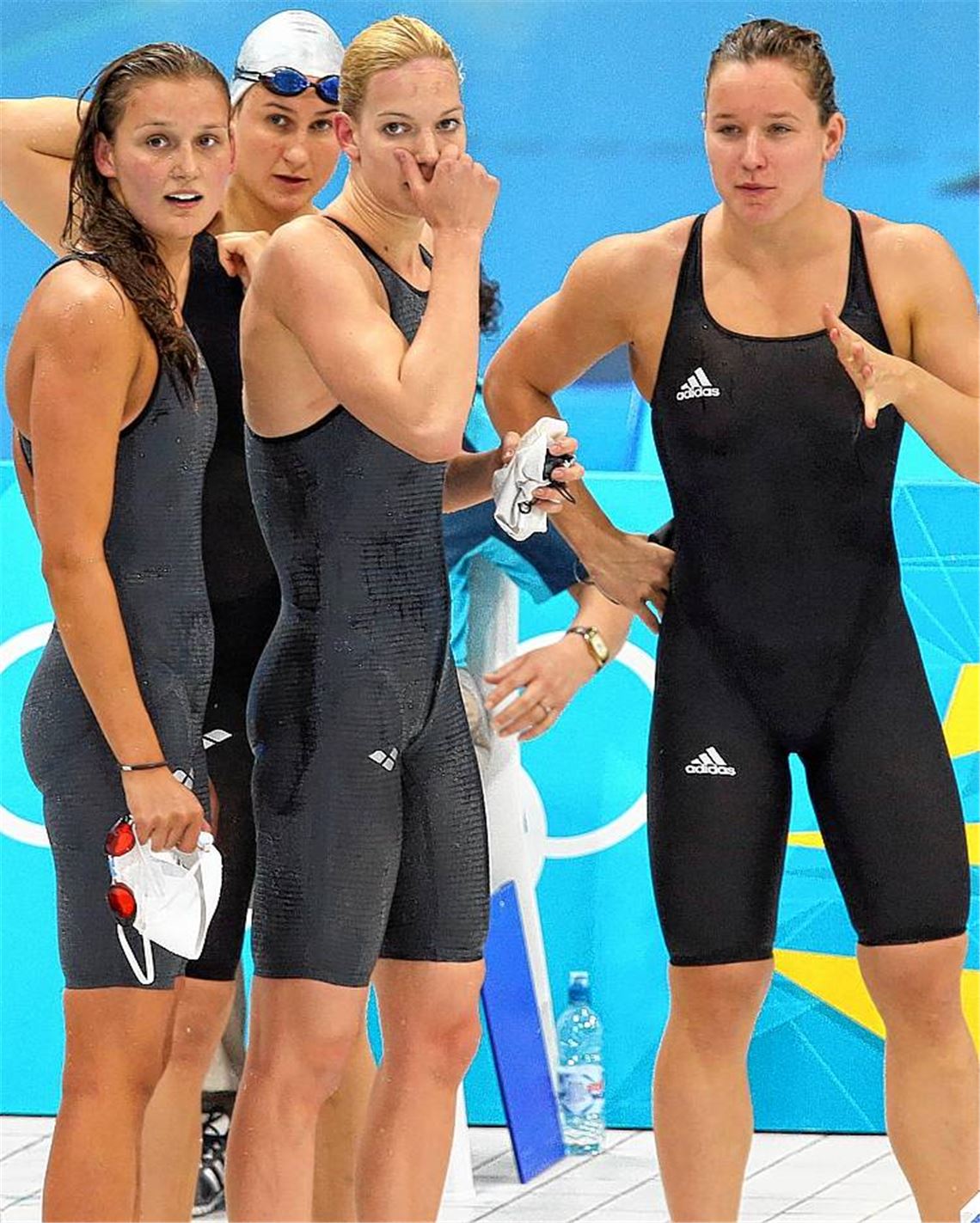 Die deutsche 4x100-Meter-Freistilstaffel mit Annika Bruhn, Theresa Michalak, Daniela Schreiber und Silke Lippok (v.li.) ist nach dem frühen Ausscheiden bei Olympia enttäuscht  Foto: dpa