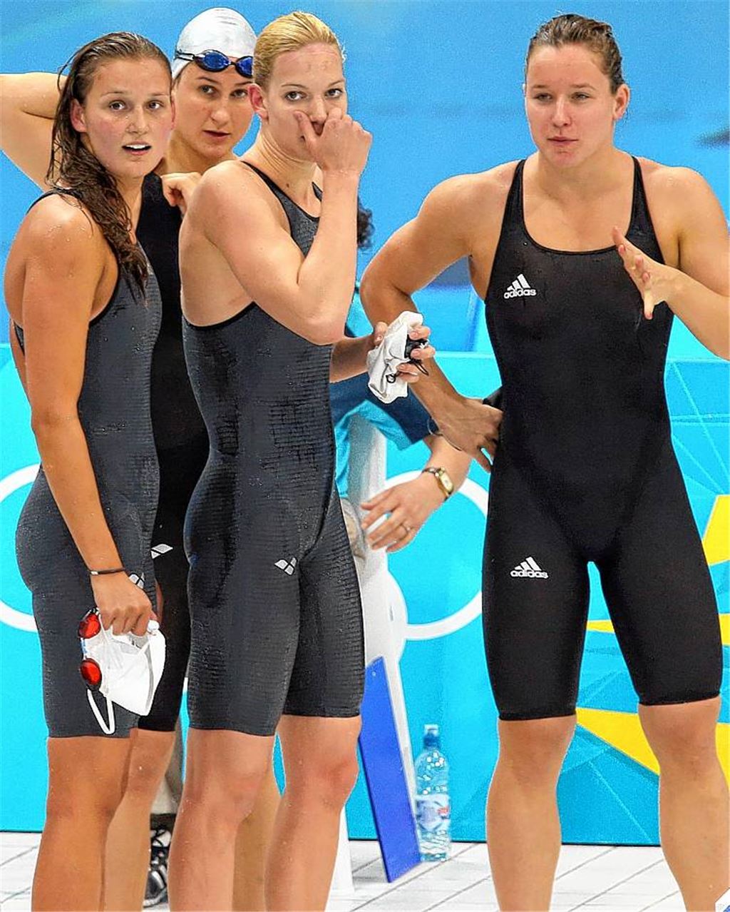 Die deutsche 4x100-Meter-Freistilstaffel mit Annika Bruhn, Theresa Michalak, Daniela Schreiber und Silke Lippok (v.li.) ist nach dem frühen Ausscheiden bei Olympia enttäuscht  Foto: dpa