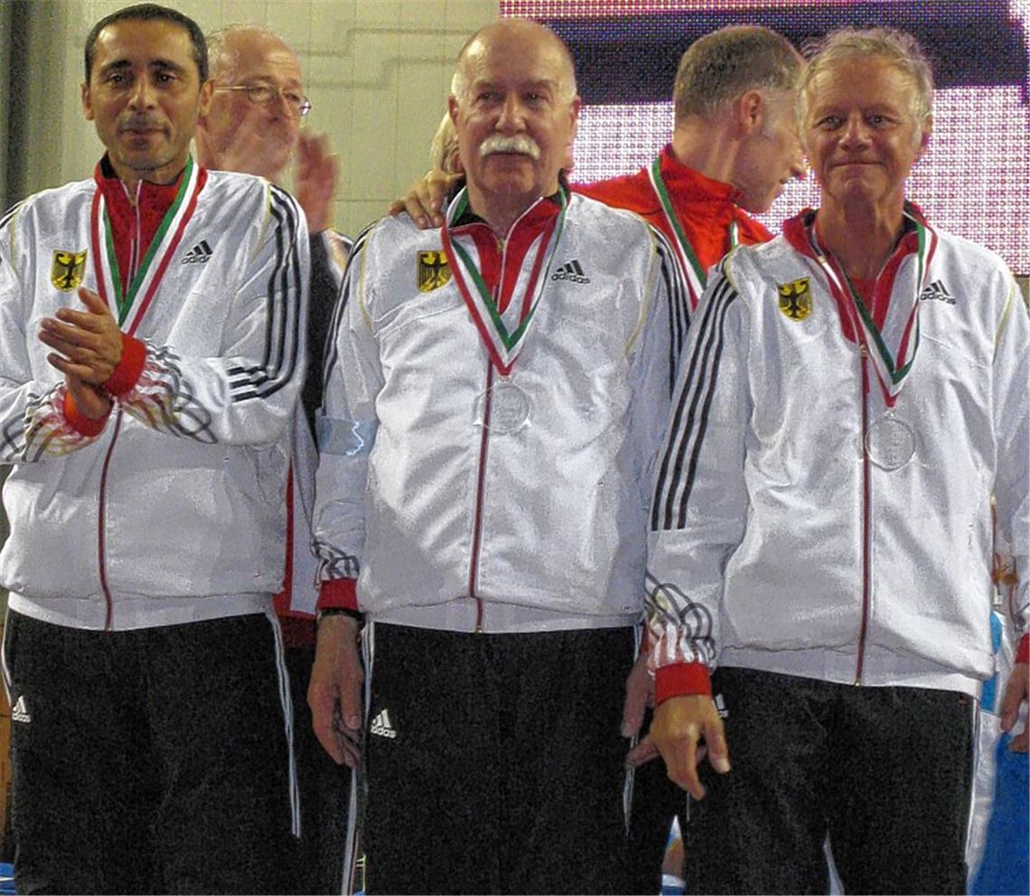 Die deutsche Florett-Equipe mit Bruno Kachur aus Eberdingen-Hochdorf (re.) freut sich über WM-Silber.