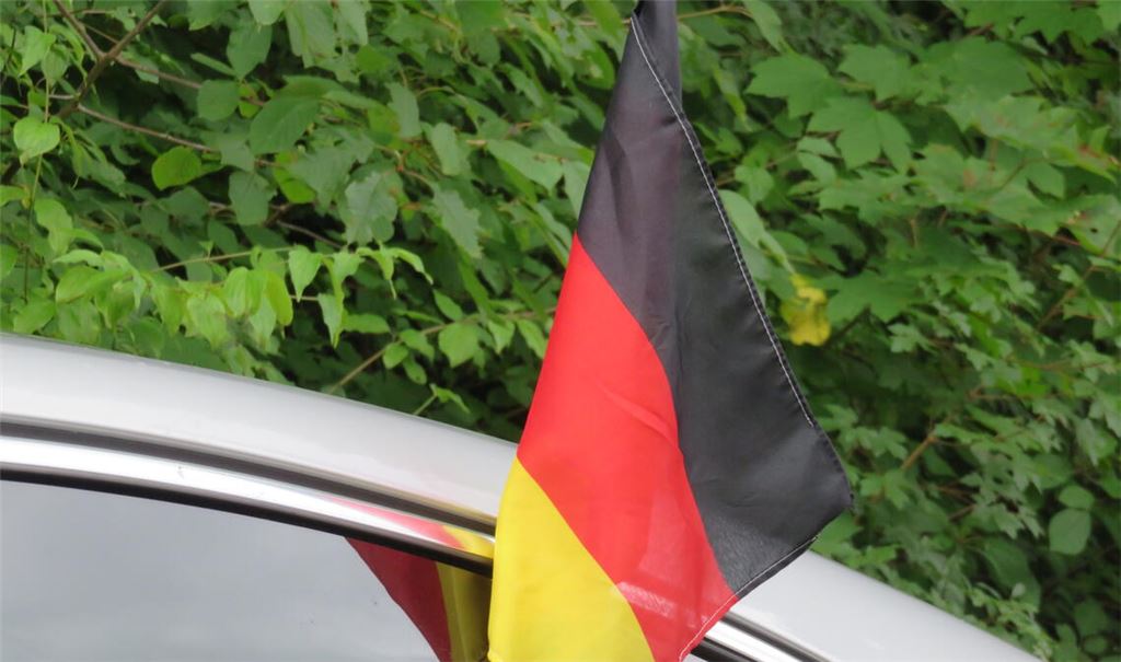 Die deutsche Fußballnationalmannschaft hat zuletzt, wie auch an geschmückten Autos abzulesen war, die Fans wieder erreicht. Entsprechend gut besucht war die Übertragung des Viertelfinalspiels gegen Spanien auf dem Kelterplatz in Mühlacker. Dort gibt es auch nach dem Aus der DFB-Elf Fußballspiele und Kinofilme zu sehen. Foto: Becker