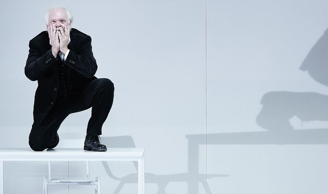 Die deutsche Geschichte wirft in der Neuproduktion von Wagners Oper „Die Meistersinger“ in Stuttgart schwere Schatten. Szene mit Martin Gantner als Hans Sachs