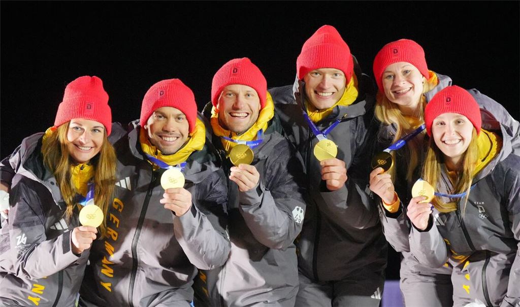 Die deutsche Gold-Staffel: Julia Taubitz, Tobias Wendl, Tobias Arlt, Max Langenhan, Dajana Eitberger und Magdalena Matschina.