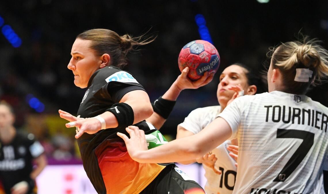 Die deutsche Handball-Nationalmannschaft der Frauen trifft heute in ihrem dritten Gruppenspiel auf Serbien.